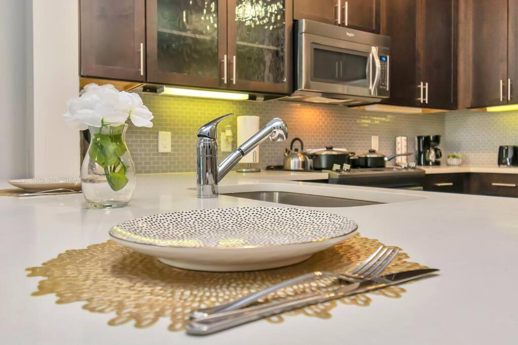 Penthouse Cool-Oasis-In-Houston-Rental Car Available-View-Great-Sleep المظهر الخارجي الصورة