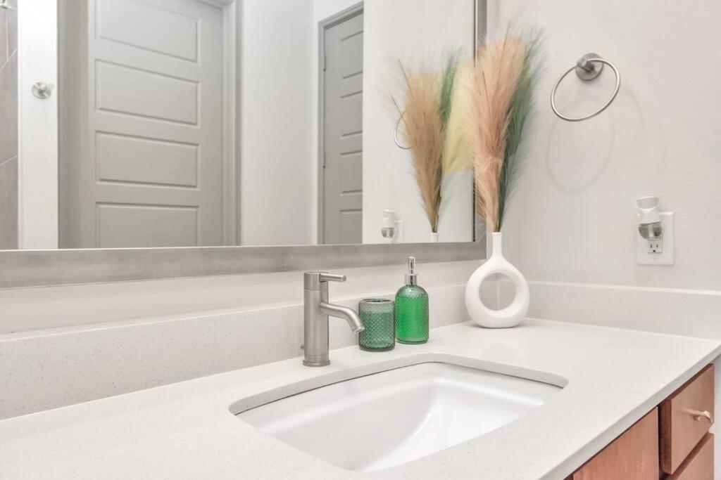 Penthouse Cool-Oasis-In-Houston-Rental Car Available-View-Great-Sleep المظهر الخارجي الصورة