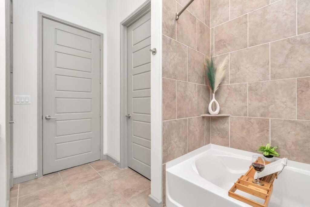 Penthouse Cool-Oasis-In-Houston-Rental Car Available-View-Great-Sleep المظهر الخارجي الصورة