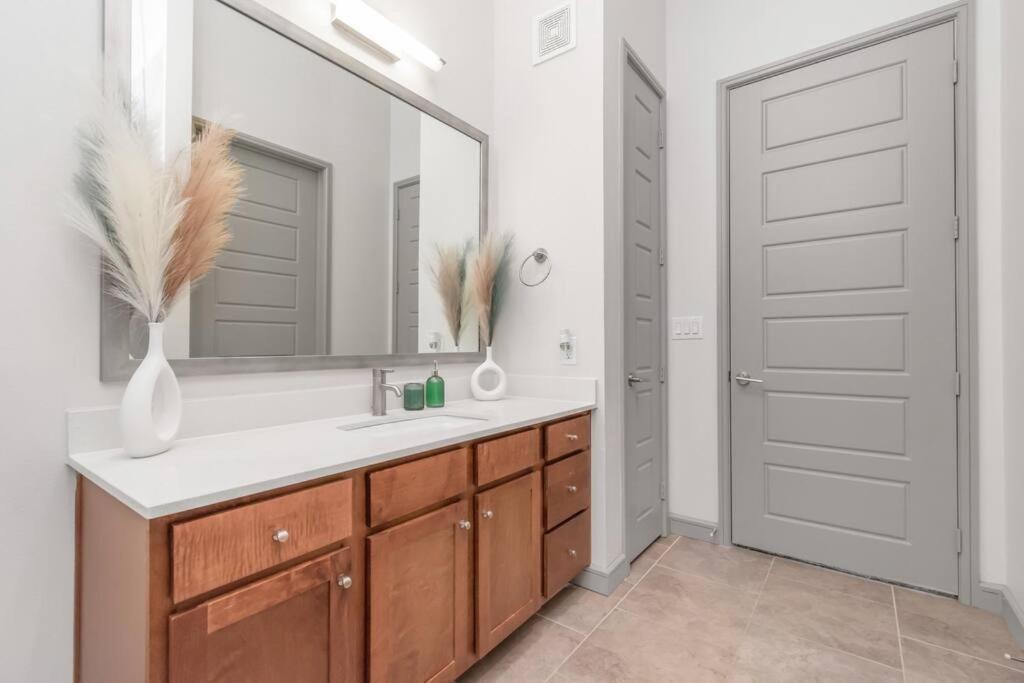 Penthouse Cool-Oasis-In-Houston-Rental Car Available-View-Great-Sleep المظهر الخارجي الصورة