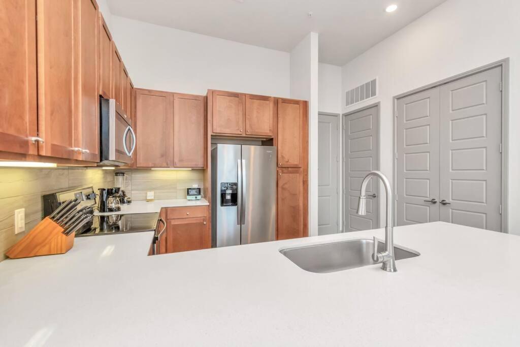 Penthouse Cool-Oasis-In-Houston-Rental Car Available-View-Great-Sleep المظهر الخارجي الصورة